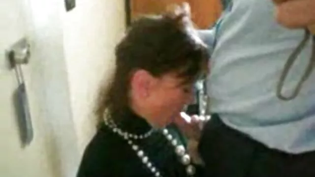 cornea video porno gratis con anziani buxomy bruna Karina curry scopa un giocattolo e si masturba con la sua calza