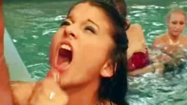 Donna matura seduce giovane ragazzo e scopa in video vecchi con ragazze cucina