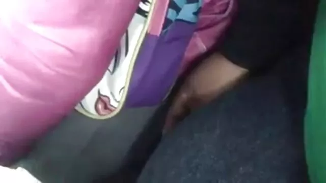 Latina-transgender principessa babe masturba il suo cazzo vecchi con giovani troie all'aperto