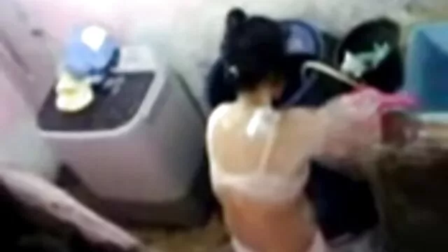 Jessy video pornovecchi Flamy si spoglia nuda sul divano mostrando attività