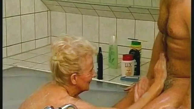 Katrina video porno gratis di anziani Jade soffia la sua figa rasata su weenie e Mika Rails