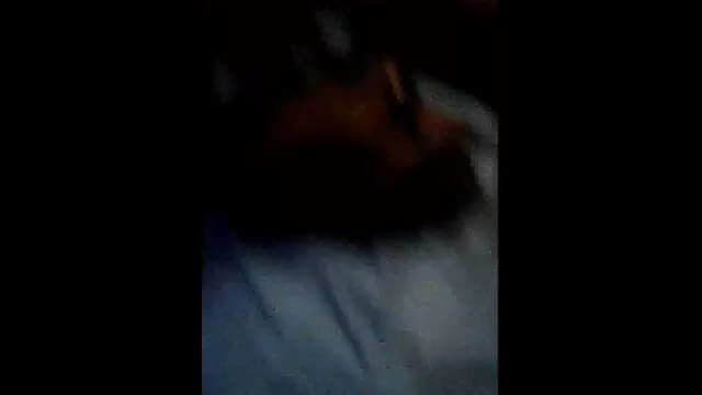 Lesbea video porno con vecchi HD strofina la ferita lucida sulle labbra mentre si siede sul viso della ragazza
