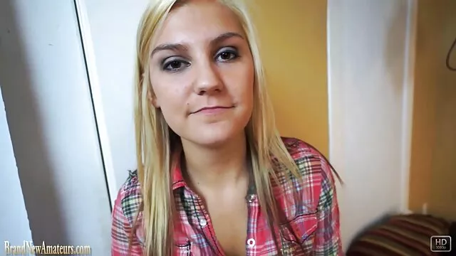 Kate Anne si spoglia e si spoglia sul video vecchi con ragazze tappeto