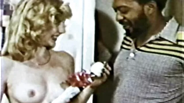Lina diteggiatura cetriolo a video porno vecchi bavosi raggiungere l'orgasmo