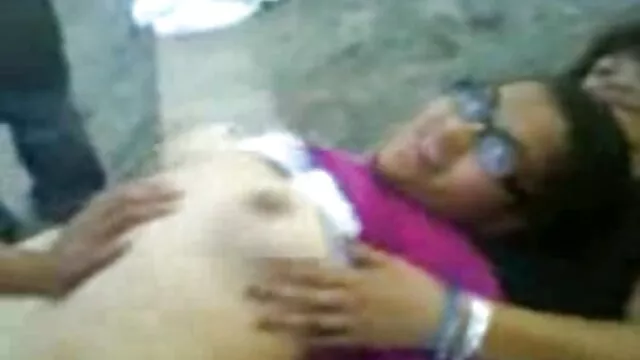 ladyboy stunner tira video porno di giovani con vecchi il suo cazzo duro solo