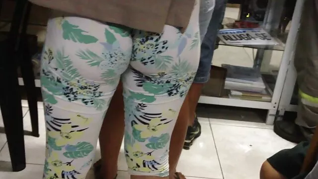 lesbiche amanti all'aperto esplorare la loro perversione Urinare video porno di giovani con vecchi