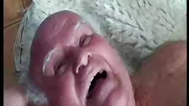 Una donna matura succhia video nonne scopate un cazzo a un tizio grasso in macchina, accarezzando le palle con le mani