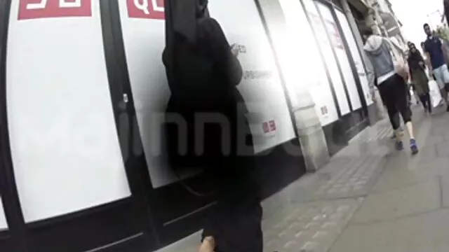 Curvy lesbica lecca delicatamente il cappuccio e giovani troie con vecchi i capezzoli della ragazza sul davanzale della finestra