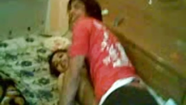 L'uomo tormenta l'ano stretto di una video gratis sesso tra anziani bionda matura dopo un pompino gola