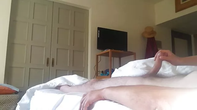 Kira Sizzling succhia il suo enorme lecca-lecca e lo avvolge tra le sue video hard con vecchi tette