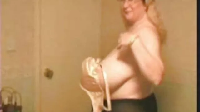 MILF cavalca film porno con uomini anziani un grosso cazzo inquilino