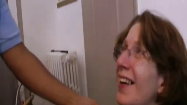 Kira Principessa dimostra la sua booby abilità in POV video porno anziani e giovani